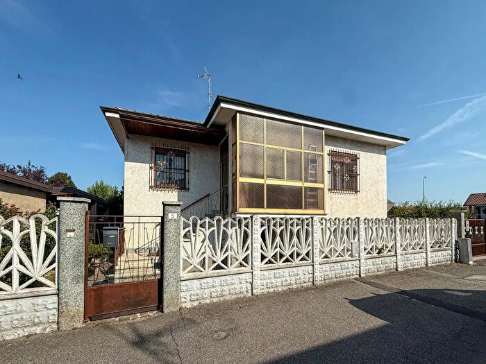 Casa quadrilocale in vendita in Via Anselmo da Besate N, Besate