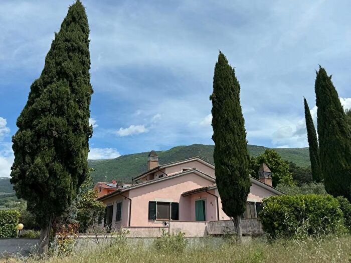 Casa con 10 locali in vendita in Via Friuli, Spello