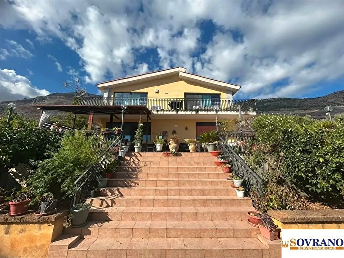 Casa con 9 locali in vendita in Carini