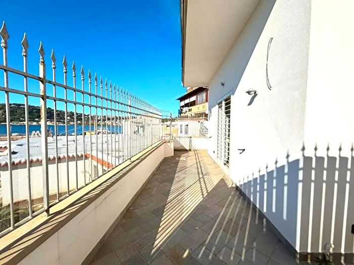 Appartamento trilocale in vendita in Via Miseno, Bacoli