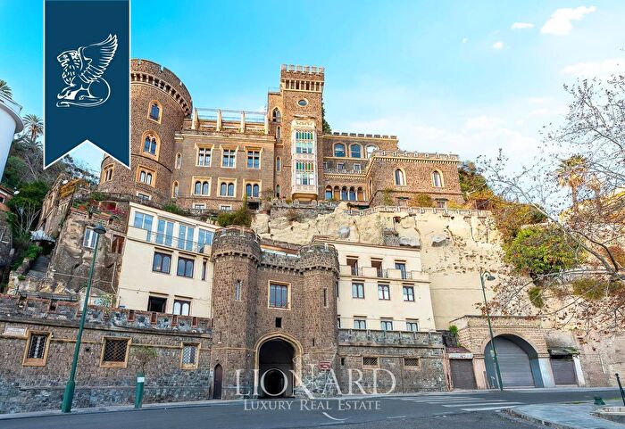 Appartamento con 7 locali in vendita in Napoli