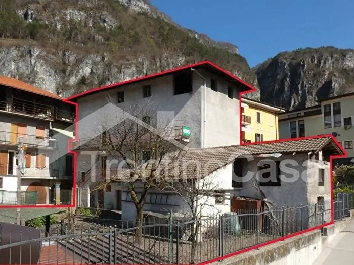 Casa con 15 locali in vendita in Piazza Malfer, Storo