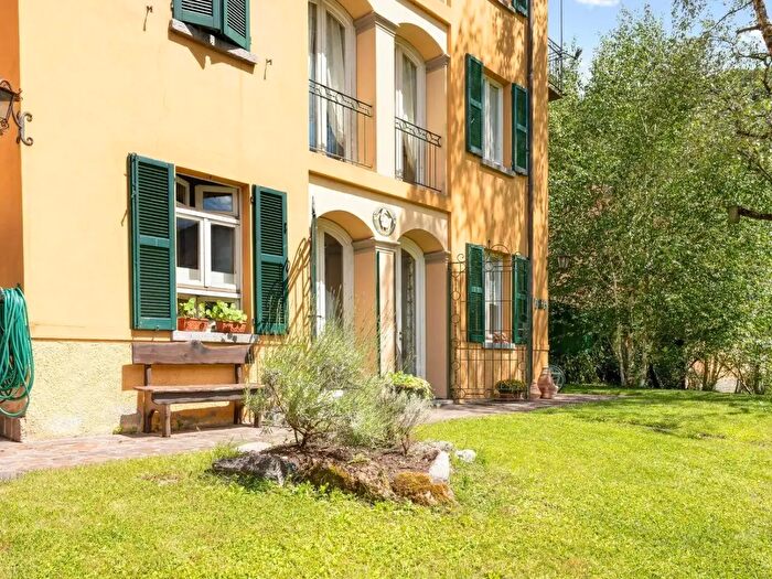 Casa con 7 locali in vendita in Introbio Piazza Dottor Scotti, Introbio