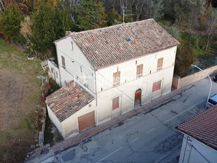 Casa con 5 locali in vendita in Tolentino