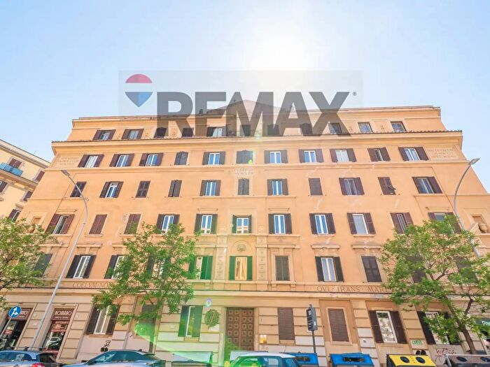 Appartamento quadrilocale in vendita in Via Taranto, Roma