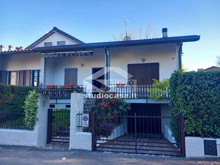 Casa quadrilocale in vendita in Via Aprile, Vaiano Cremasco
