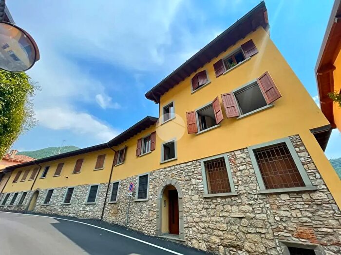 Appartamento trilocale in vendita in Via Scotti, Viadanica