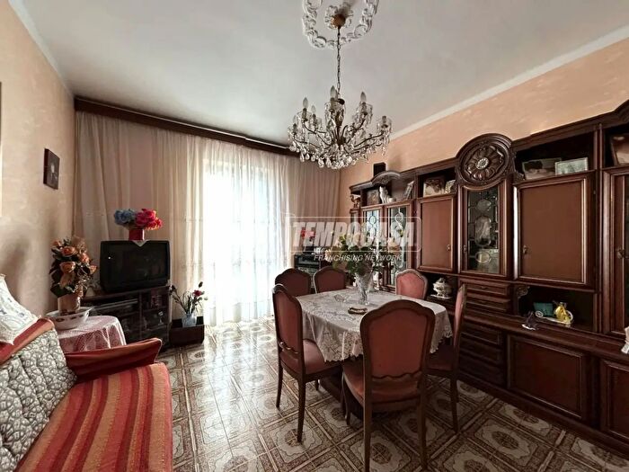 Appartamento trilocale in vendita in Via Verolengo, Torino