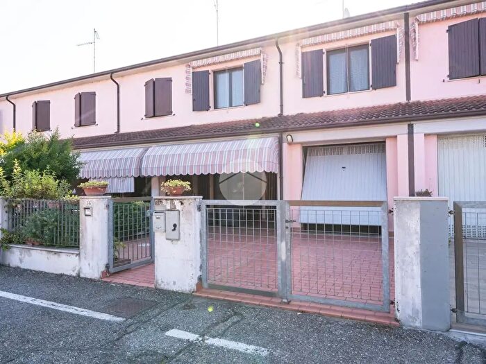 Casa quadrilocale in vendita in Via Arturo Frizzi, Mantova