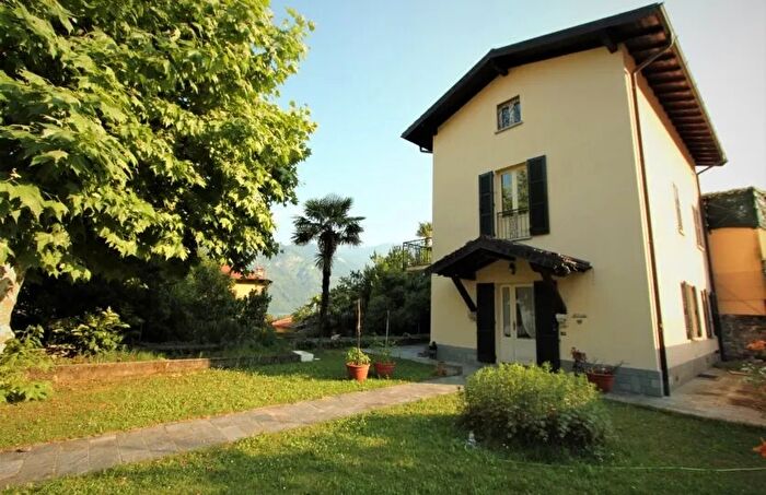 Casa con 8 locali in vendita in Tremezzina