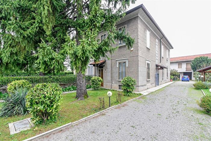 Casa con 6 locali in vendita in Via Libertà, Meda