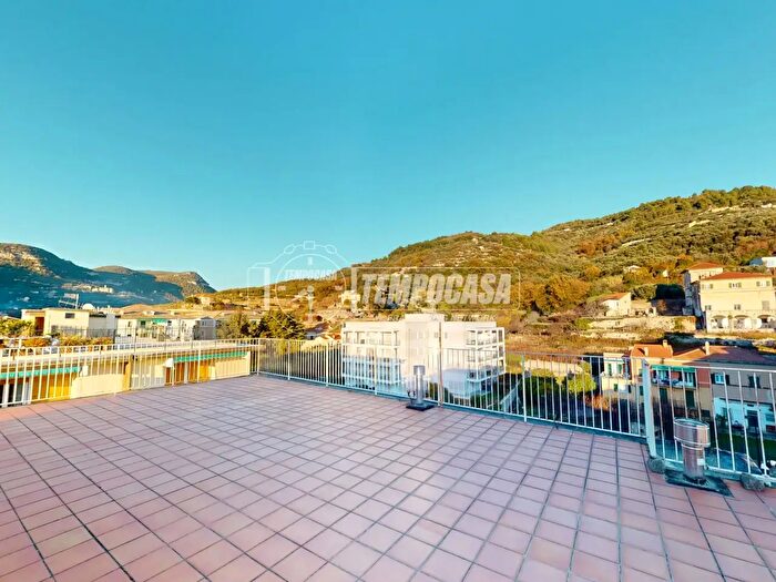 Appartamento trilocale in vendita in Via Bolognani Abate, Finale Ligure