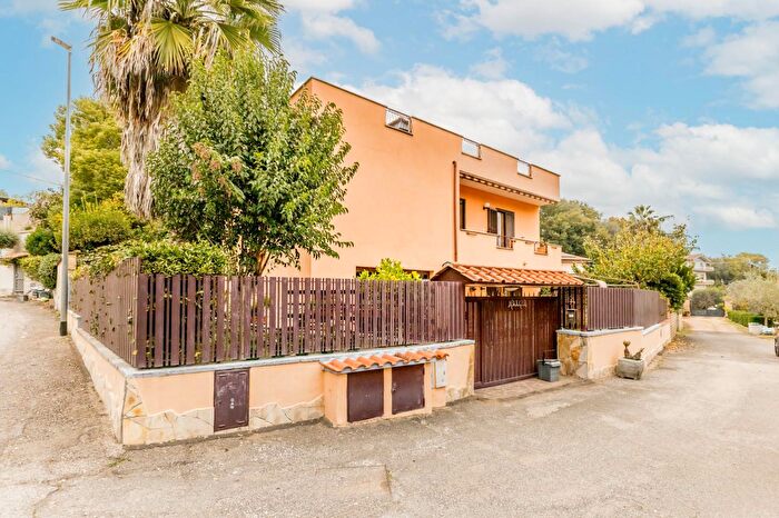 Casa con 5 locali in vendita in Via Romentino, Roma