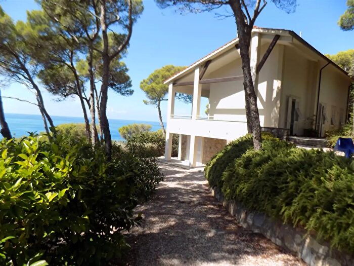 Casa con 10 locali in vendita in Rosignano Marittimo