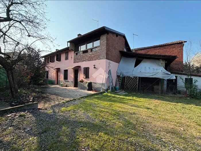 Casa quadrilocale in vendita in Frazione Bettola, Zenevredo