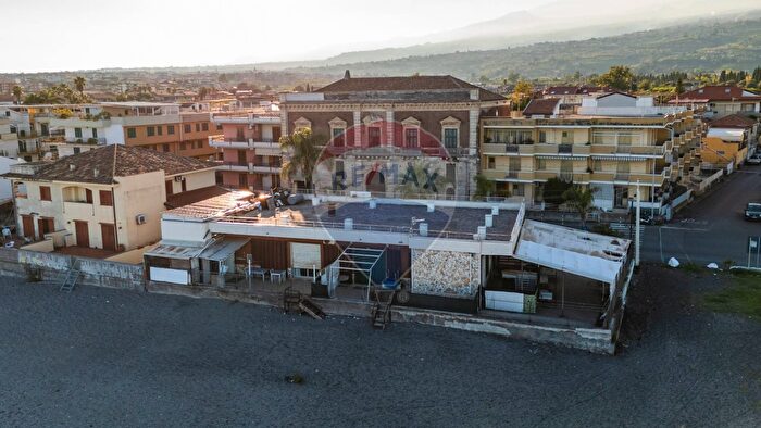 Casa con 13 locali in vendita in Via Spiaggia, Mascali