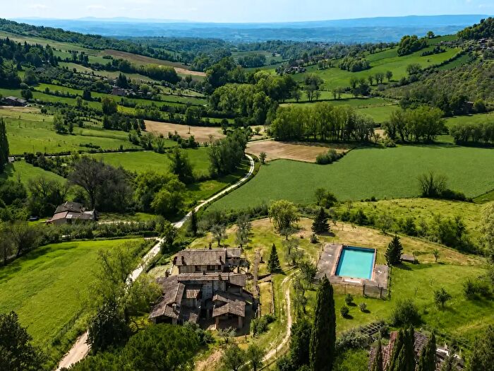 Casa con 10 locali in vendita in Strada Vallefigliola, Otricoli