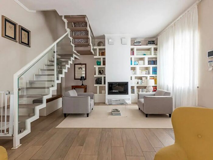 Casa con 6 locali in vendita in Camaiore