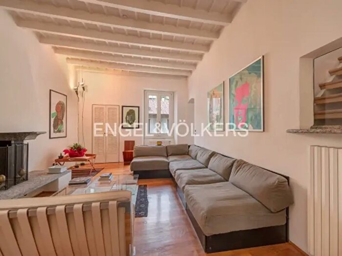 Casa con 6 locali in vendita in Bosisio Parini