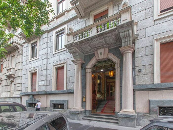 Appartamento trilocale in affitto in Piazza Maria Adelaide di Savoia, Morgagni, Milano