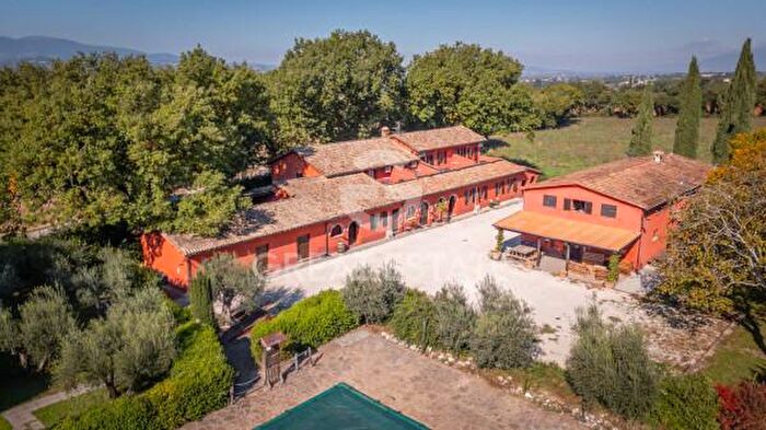 Casa con 6 locali in vendita in Via dei Platani, Spoleto