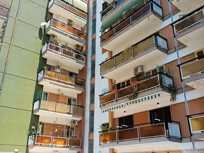 Appartamento con 5 locali in vendita in Via Domenico Fontana, Napoli