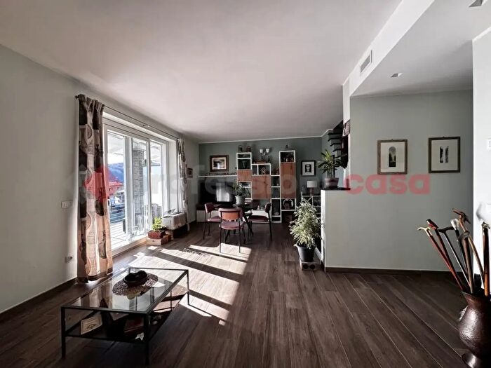 Appartamento quadrilocale in vendita in Via per Pisano, Meina