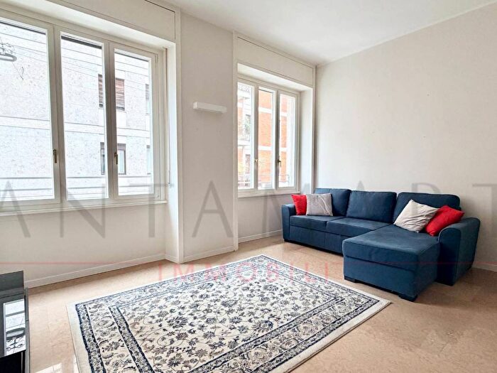 Appartamento bilocale in affitto in Via Lesmi, Corso Genova, Milano