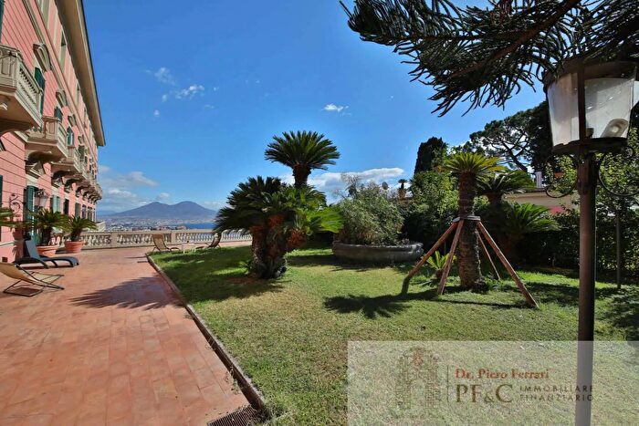 Appartamento con 18 locali in vendita in Napoli