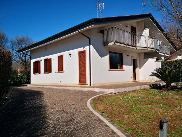 Casa con 6 locali in affitto in via dei Villini, Alatri