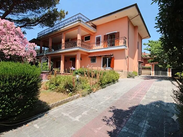 Casa con 9 locali in vendita in Anzio