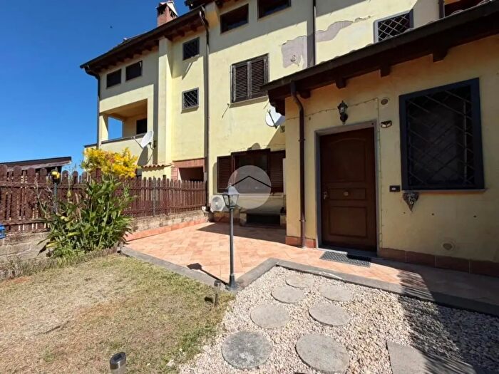 Appartamento trilocale in affitto in Vicolo Borgo Antico, Fara In Sabina