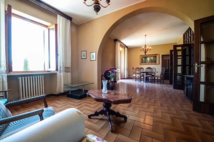 Appartamento con 9 locali in vendita in Via Roma, Asciano