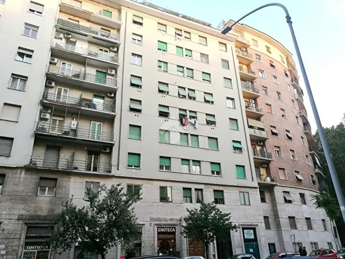 Appartamento trilocale in vendita in Via Acaia, Roma
