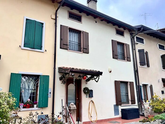 Casa con 5 locali in vendita in Via Rodi, Verona