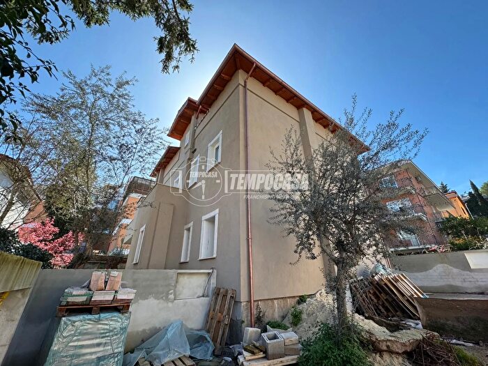 Appartamento trilocale in vendita in Via Acquapendente, Roma