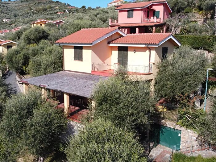 Appartamento trilocale in vendita in Borgata Muratori, Diano Marina