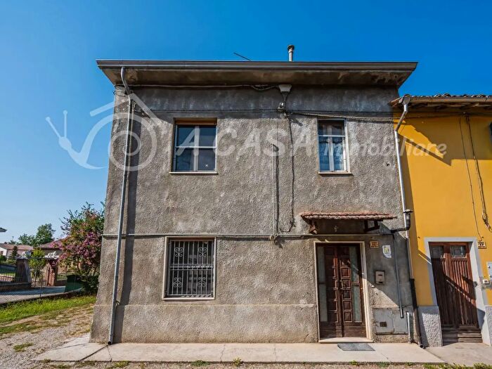 Casa con 7 locali in vendita in Strada Villa, Roccabianca