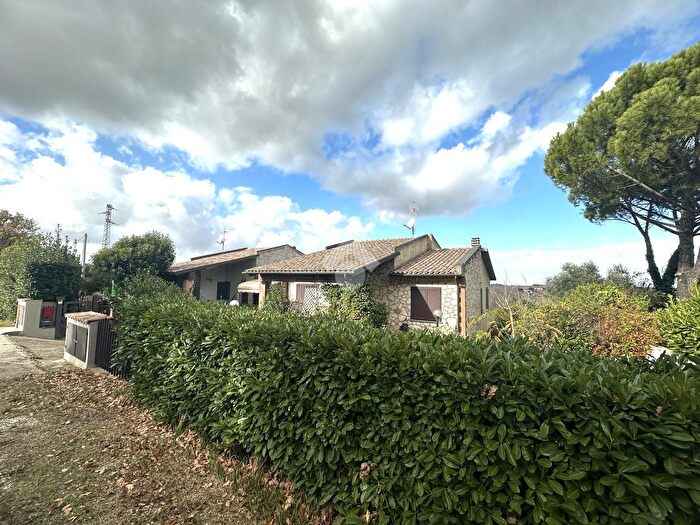 Casa quadrilocale in vendita in Via Amerina, Montecastrilli