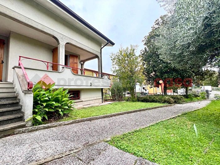 Casa con 7 locali in vendita in Scandiano