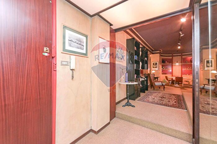 Appartamento con 5 locali in vendita in Via Sommacampagna, Torino