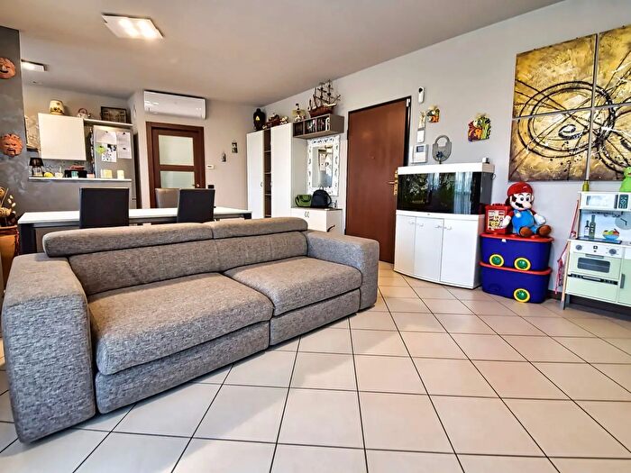 Appartamento trilocale in vendita in Via Falcone, Limido Comasco