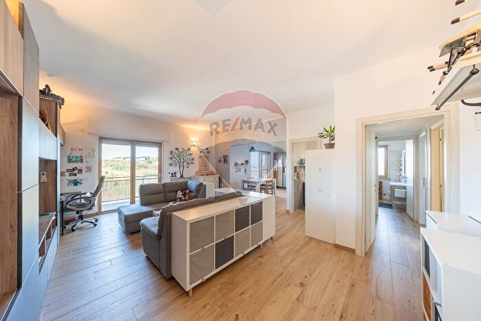 Appartamento con 5 locali in vendita in Via Montefiorino, Roma