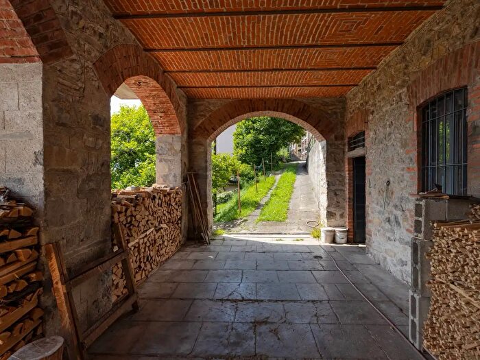 Casa con 6 locali in vendita in Via Trieste, Gemonio
