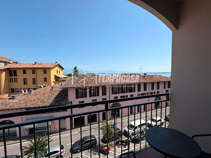 Appartamento trilocale in vendita in Desenzano Del Garda