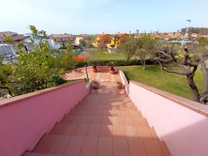 Casa con 9 locali in vendita in Santa Maria Del Cedro