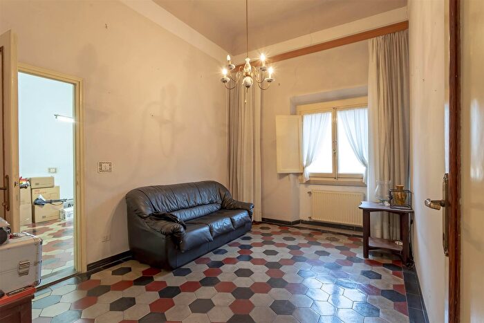 Appartamento con 6 locali in vendita in Via del Ponte allAsse, Firenze