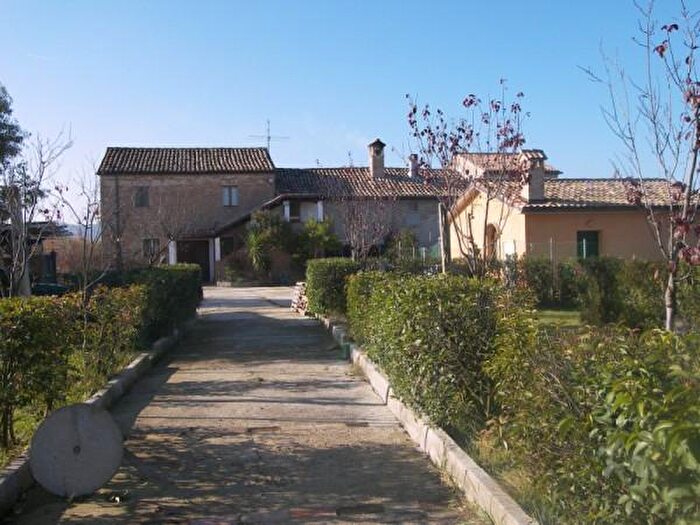 Casa con 6 locali in vendita in Contrada San Nicola, Montecarotto