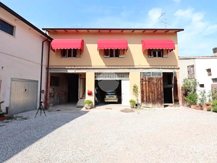 Casa con 5 locali in vendita in Piazza Giuseppe Garibaldi, Castel D'Ario