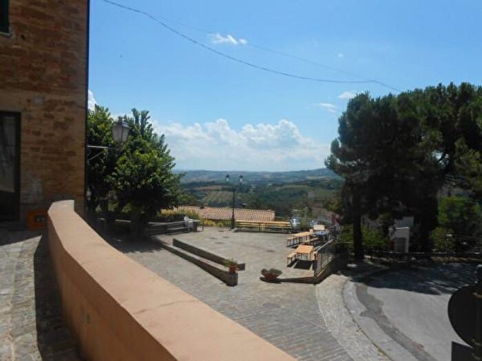 Appartamento trilocale in vendita in Piazza Ruggeri, Monte Roberto